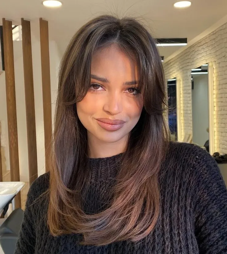 Grzywka Curtain Bangs – Najmodniejszy Trend w Stylizacji Włosów