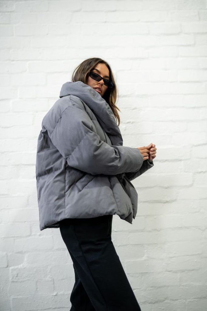 Modna i ciepła: jak nosić puchową kurtkę zimą? Stylizacje i trendy 2024/2025