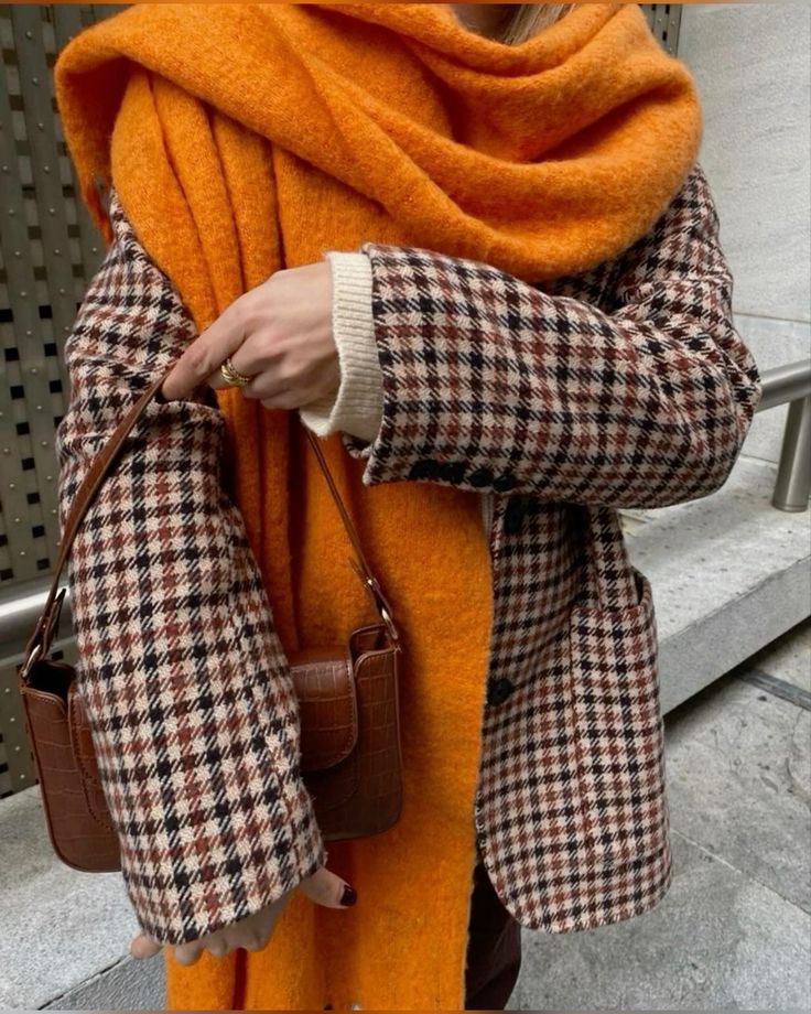 Damskie płaszcze w kratkę: klasyka, która nigdy nie wychodzi z mody