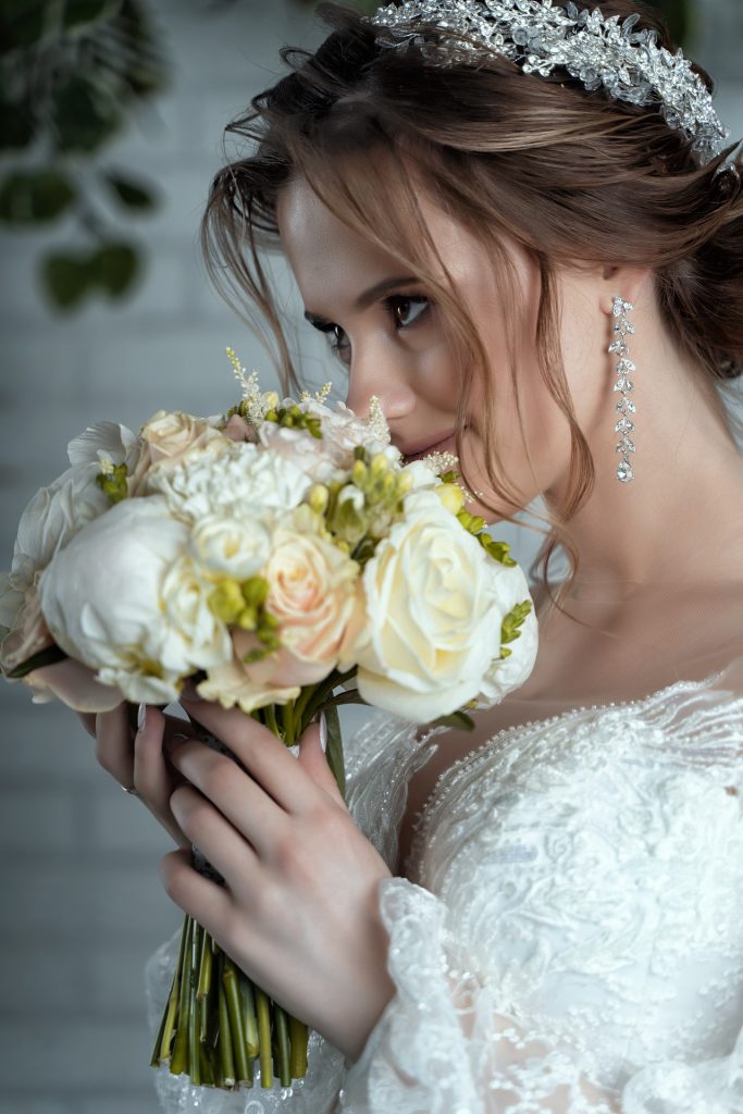 Magia włosów na ślub: sztuka upięcia w romantycznej oprawie