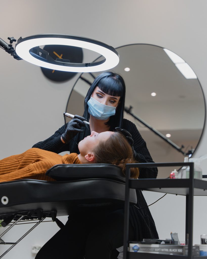 Makijaż permanentny brwi: cennik, koszty, i tajniki pięknych brwi!