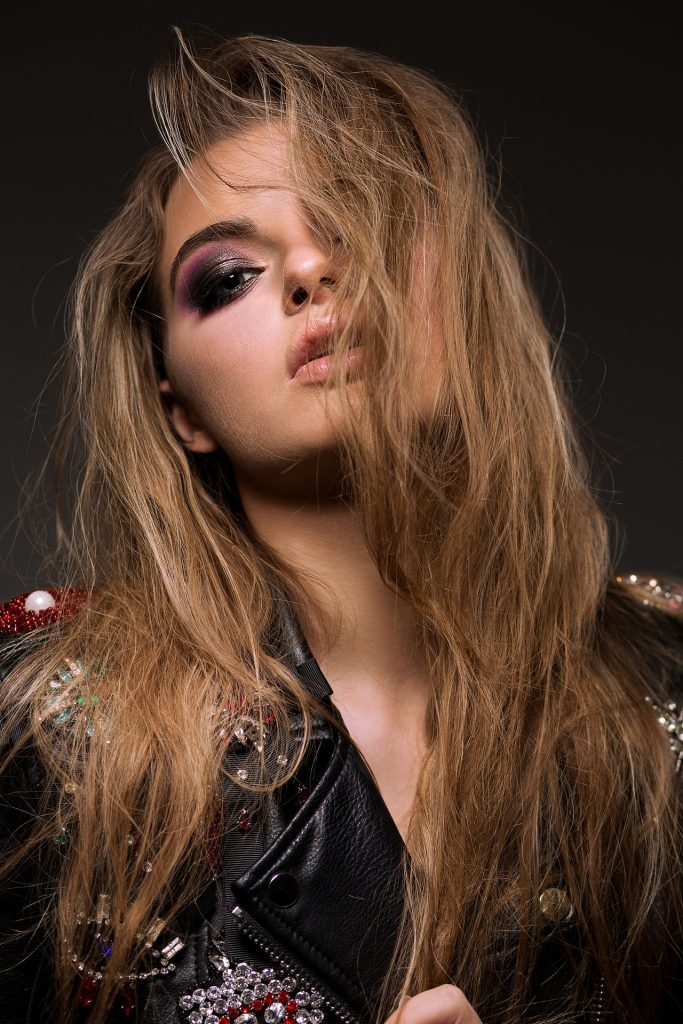 Makijaż w stylu glamour: odkryj swoje piękno!