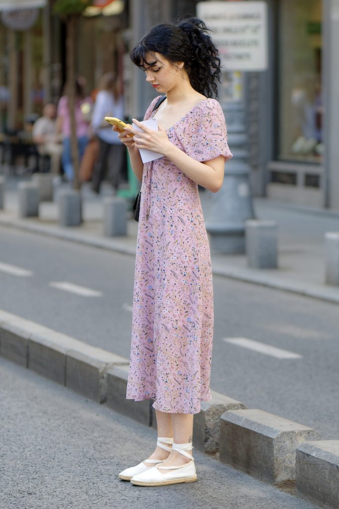 Ołówkowa sukienka: modny hit! Stylizuj i znajdź ją!