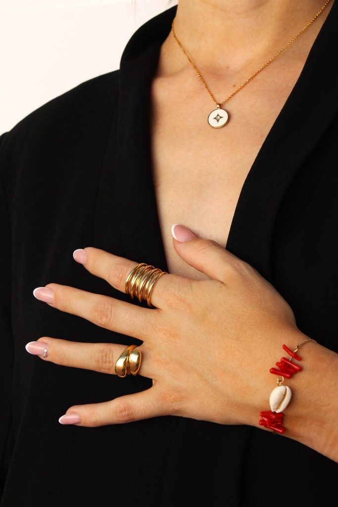 Złota biżuteria 2024: wybierz modną markę!