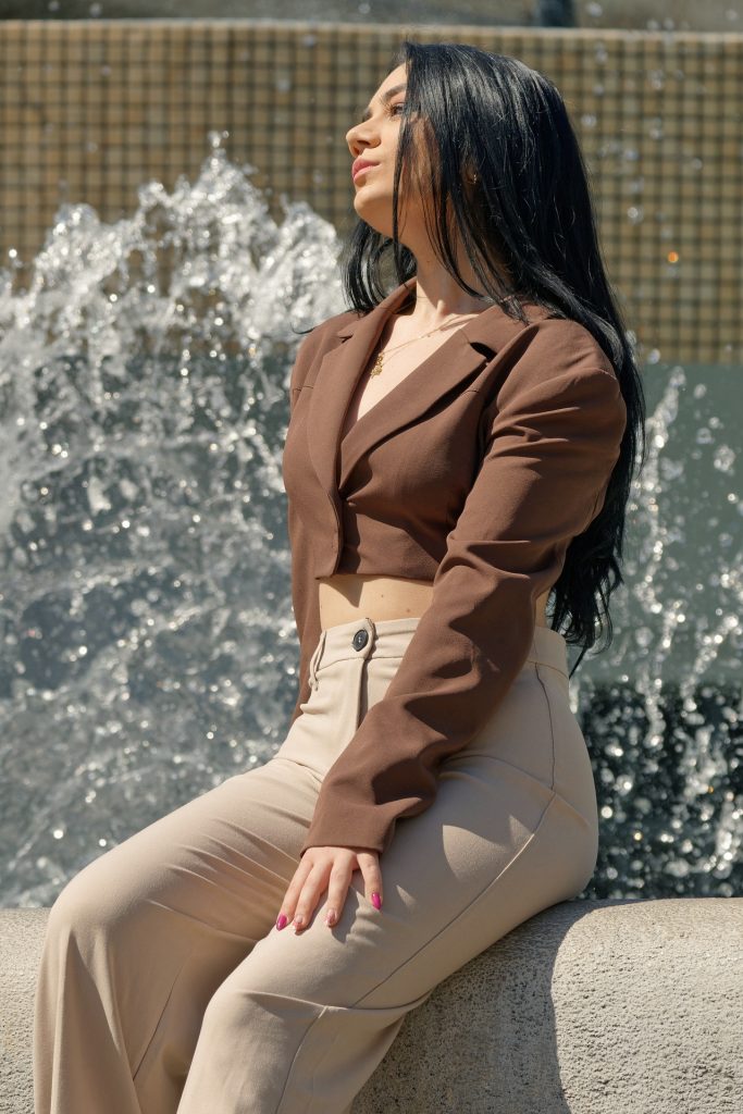 Garnitur damski – trendy stylizacje i kolory 2024